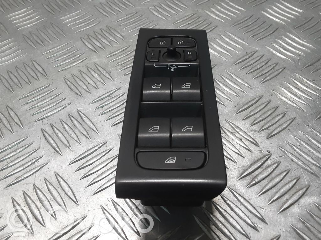 Volvo XC40 Electric window control switch 