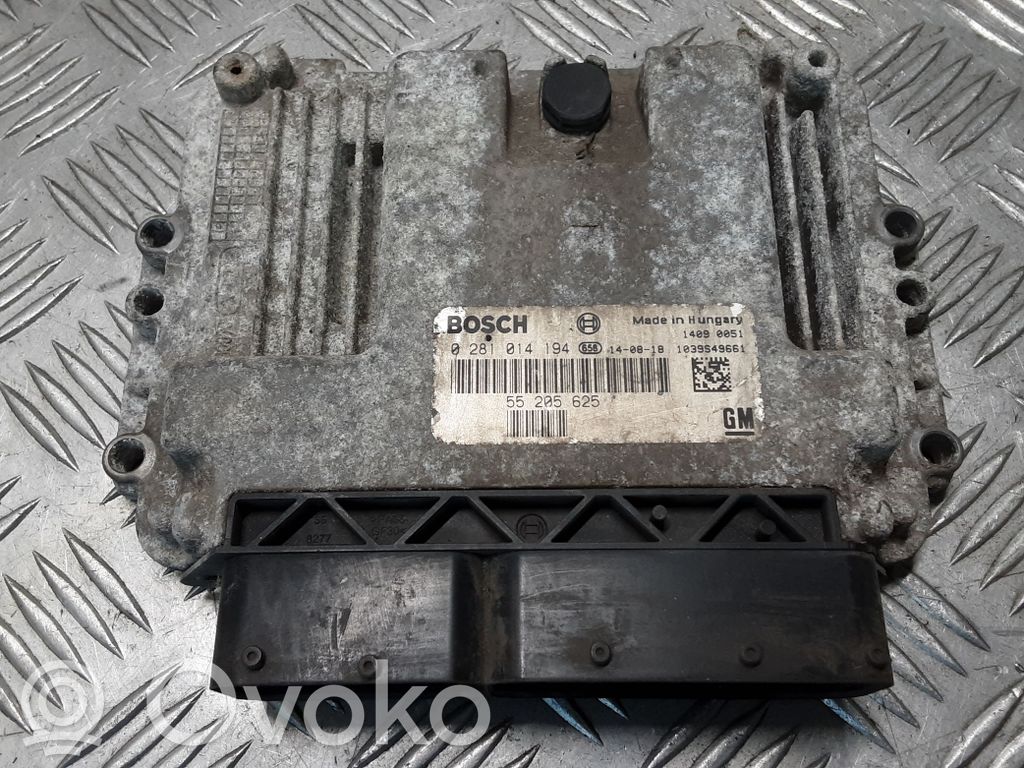 Opel Zafira B Engine control unit/module 