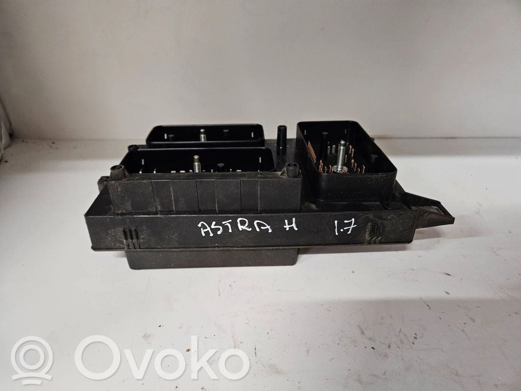 Opel Astra H Fuse module 