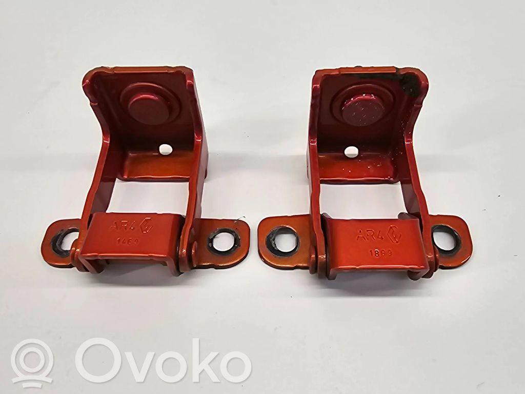 Loading door upper hinge   844003030R