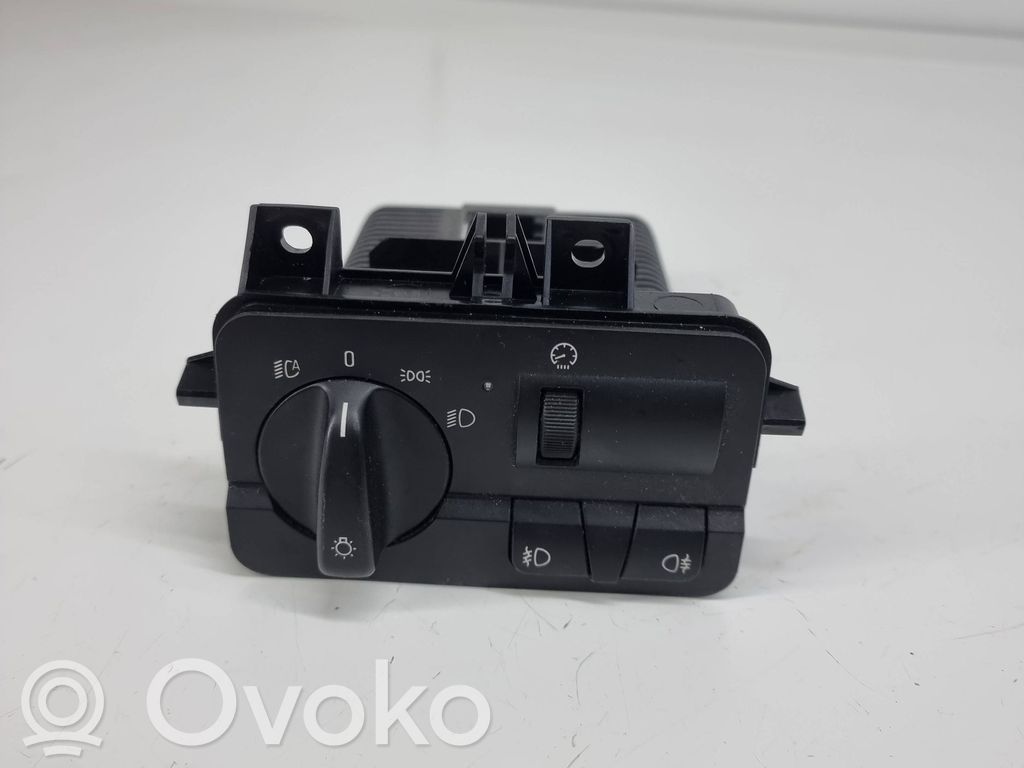 Light switch   6919834
