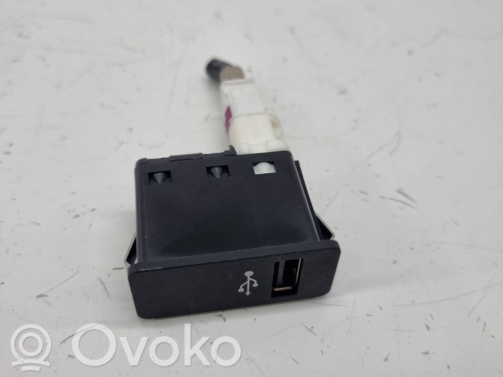 Enchufe conector USB   6820397