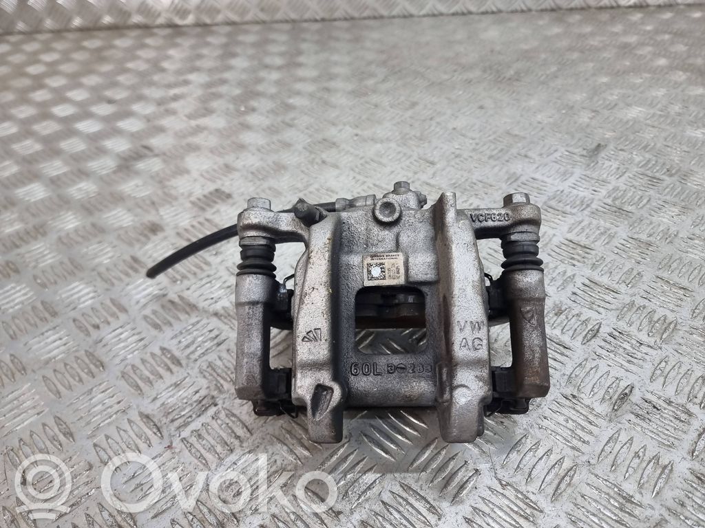 Передний суппорт   1EA615105K