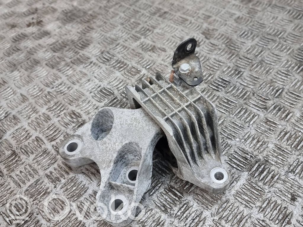 Engine mount bracket   84254937