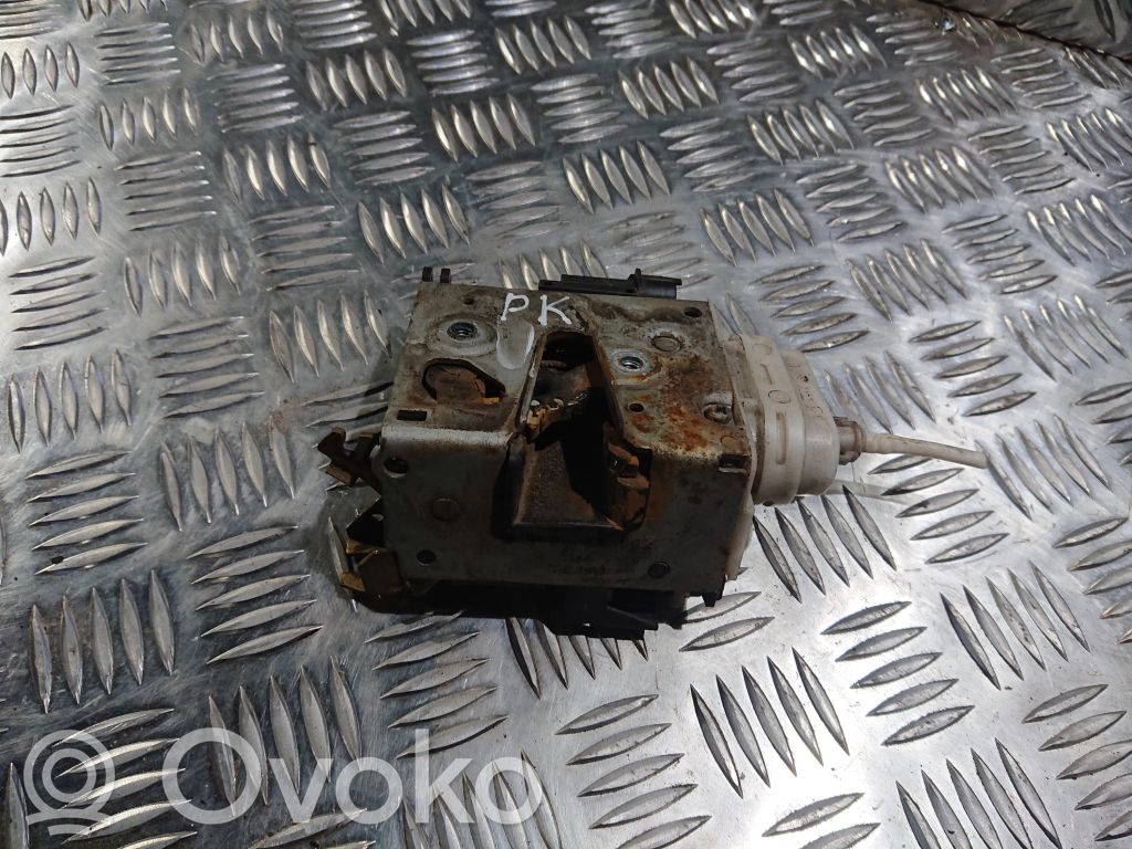 Audi A4 S4 B5 8D Coupe-mallin oven lukko (kahvan vieressä) 