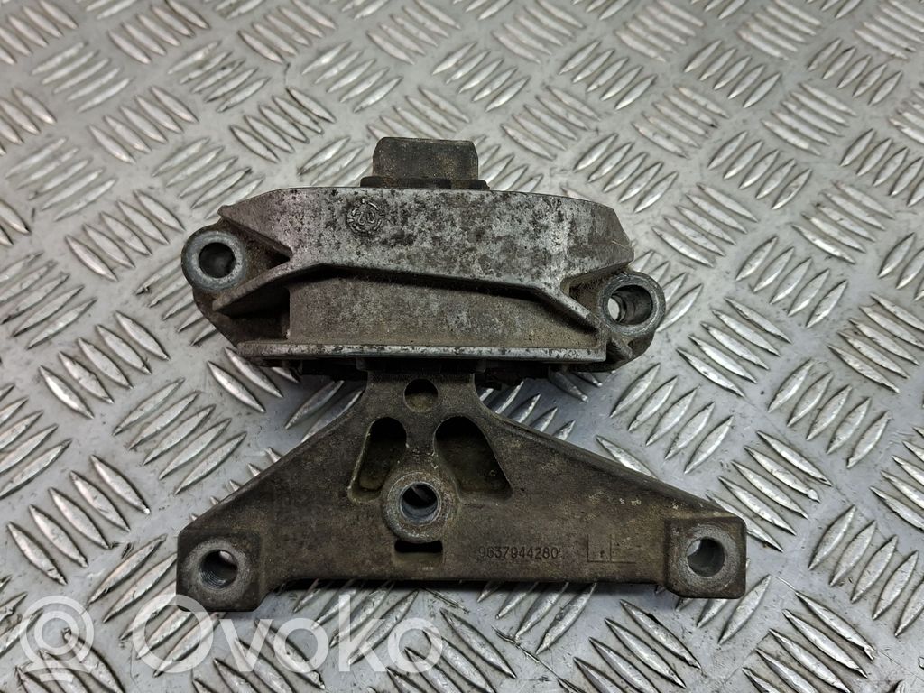 Citroen C3 Engine mount bracket 