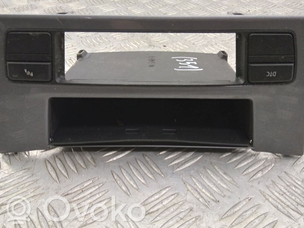 BMW 5 E60 E61 Daiktadėžė centrinės konsolės 