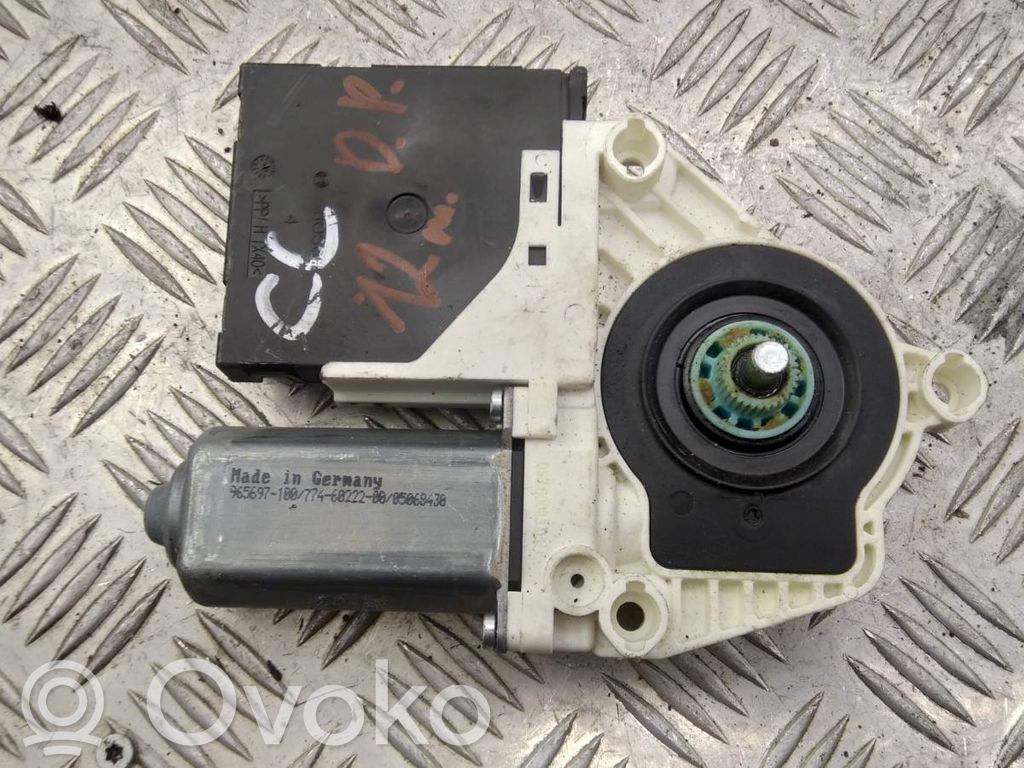 Volkswagen PASSAT CC Silnik regulatora szyby drzwi przednich 