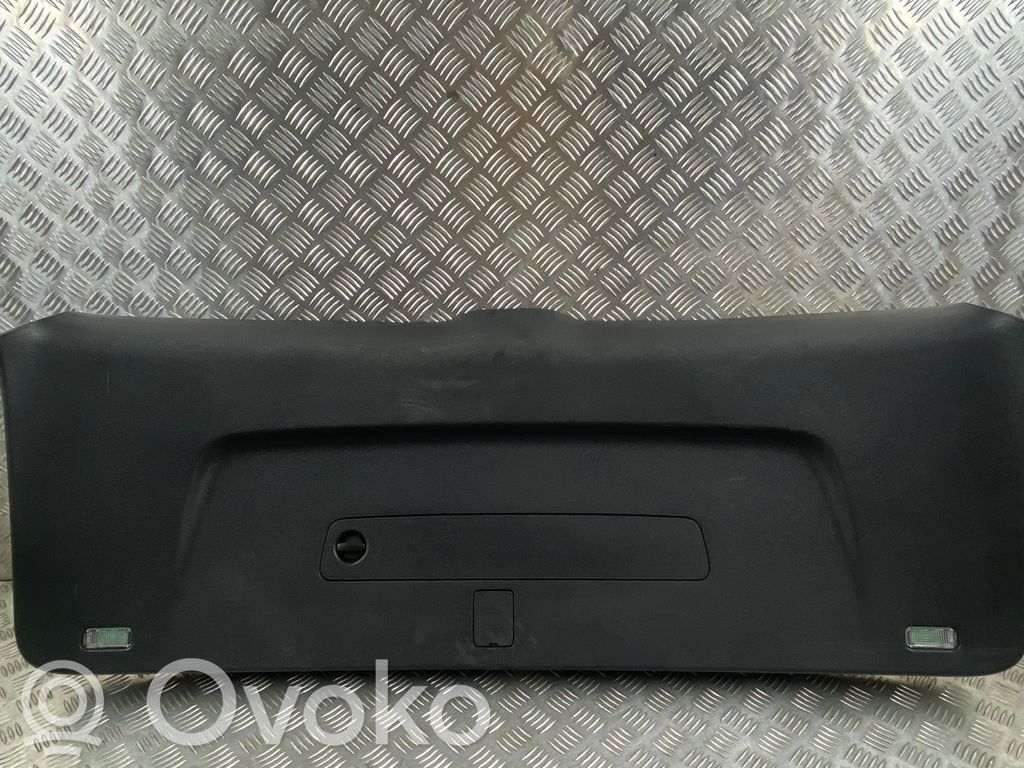 Poszycie klapy tylnej bagażnika i inne elementy   4M0867973E
