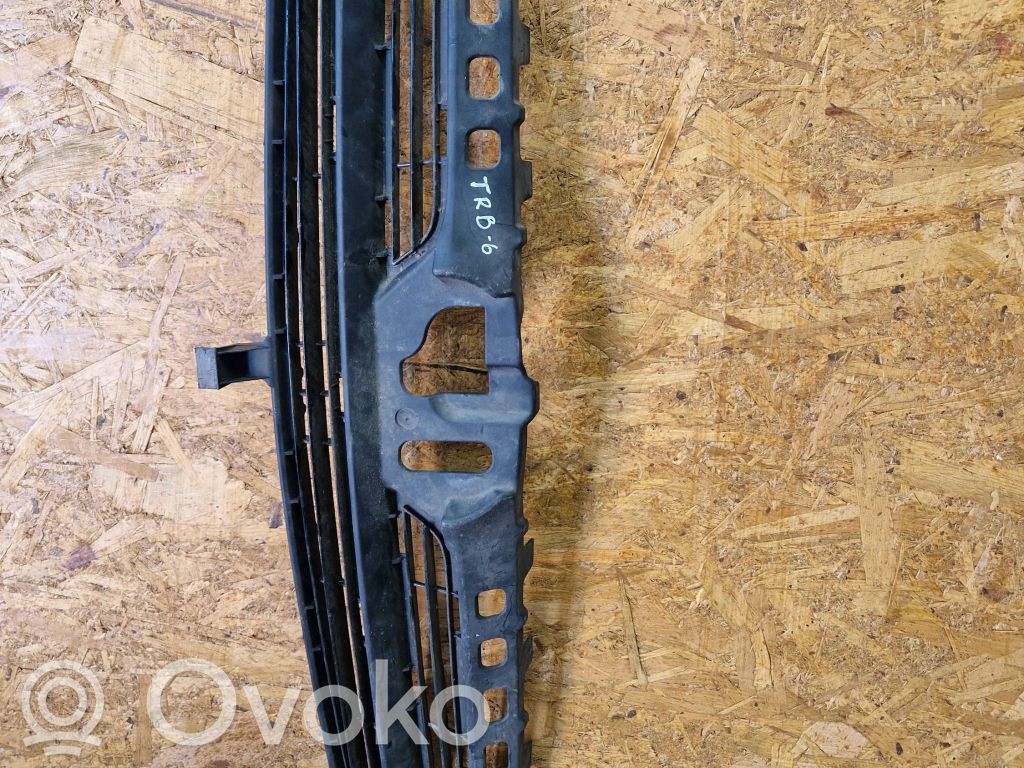 Toyota Corolla E120 E130 Etupuskurin ylempi jäähdytinsäleikkö 