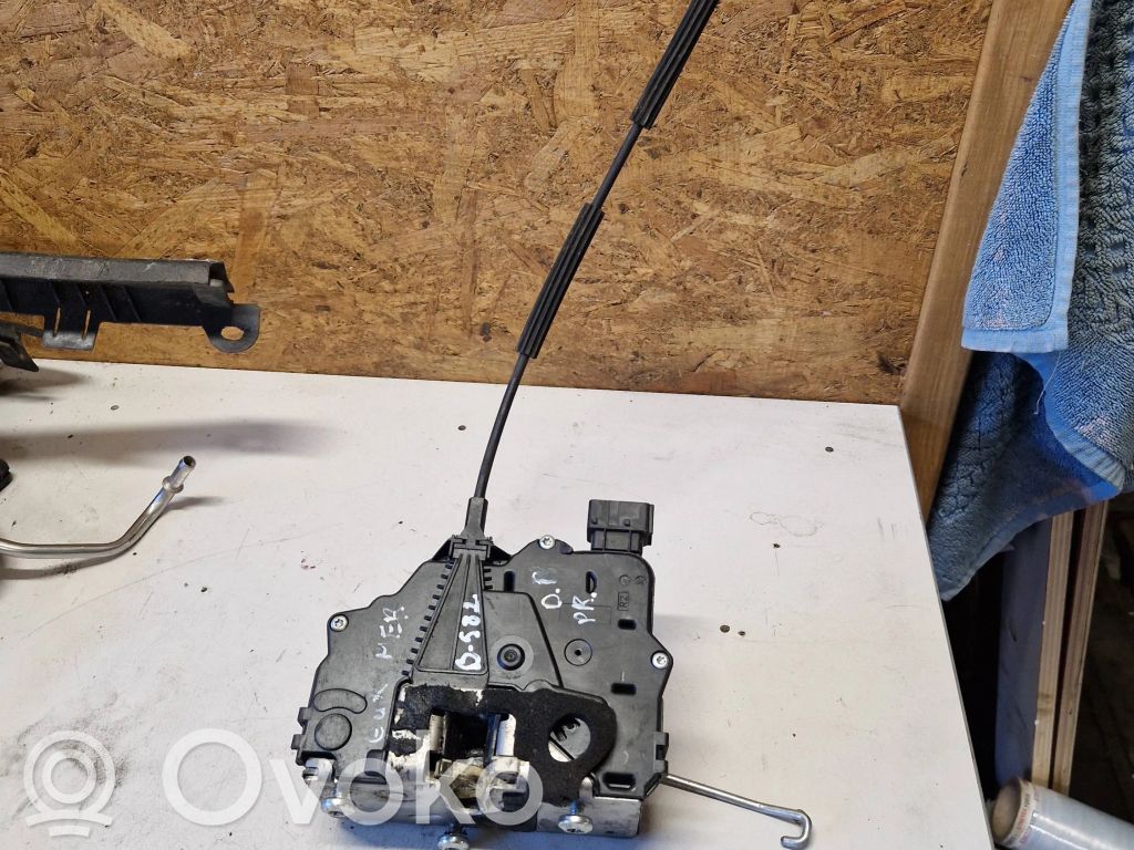 Opel Meriva B Front door lock 