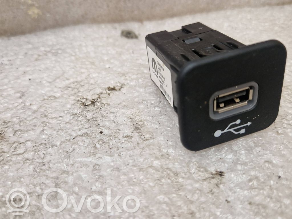 Fiat 500X USB socket connector 