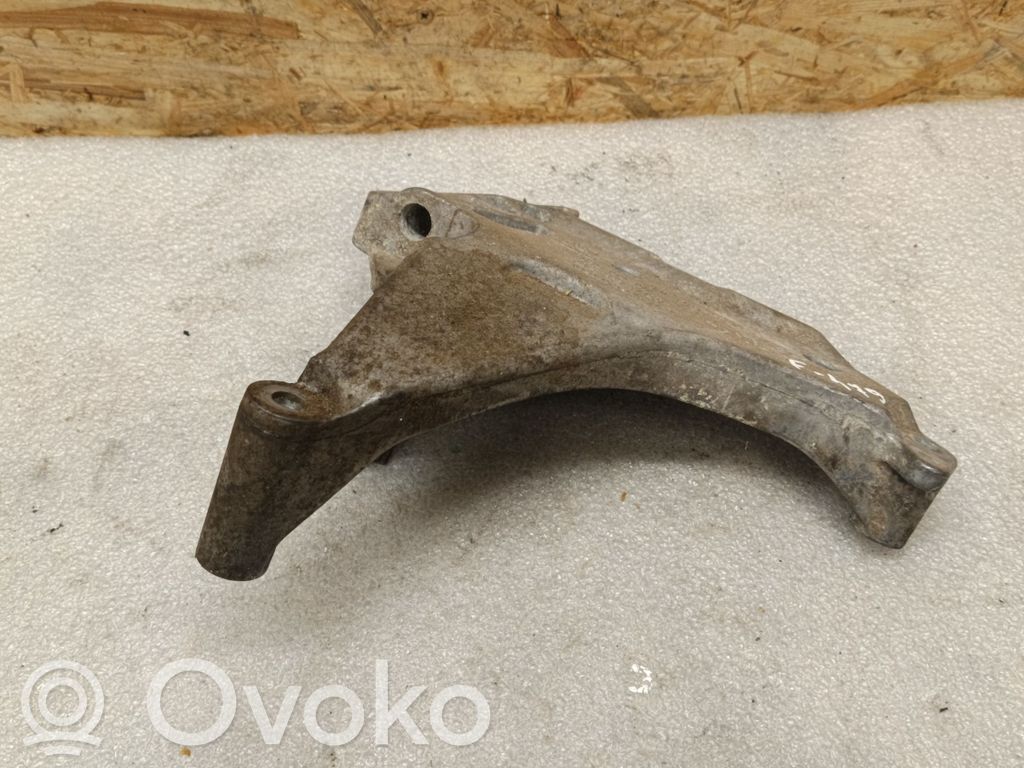 Volkswagen Tiguan Engine mounting bracket 
