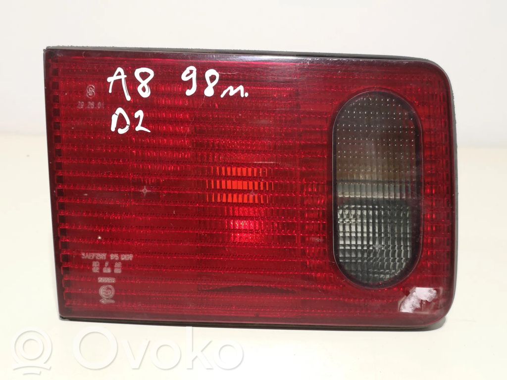 Audi A8 S8 D2 4D Lampă spate în capacul portbagajului 