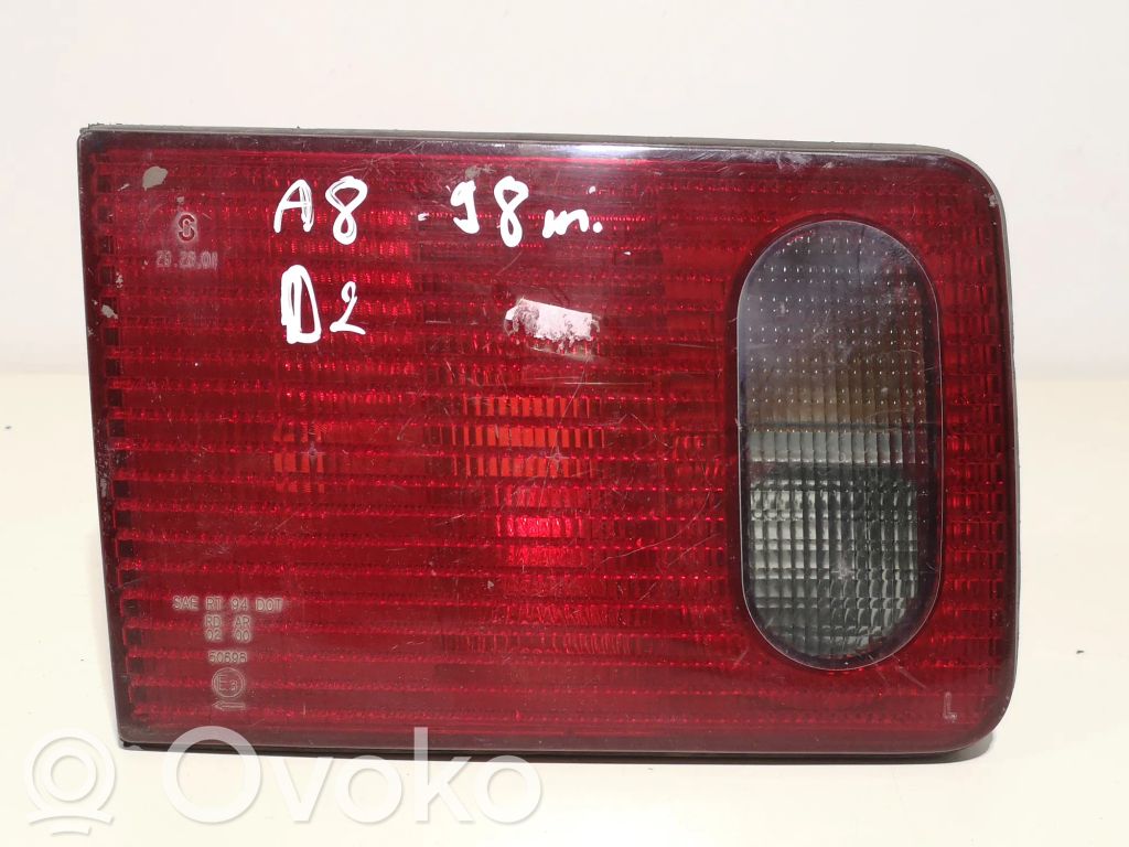Audi A8 S8 D2 4D Lampă spate în capacul portbagajului 