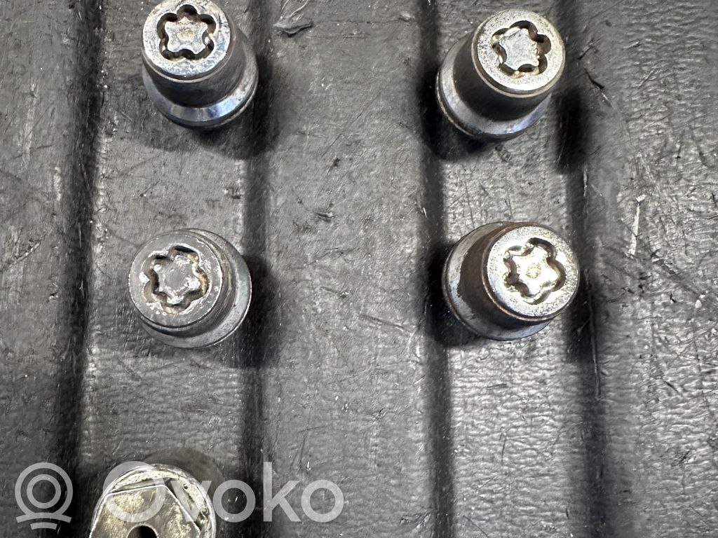 Infiniti FX Nakrętki i śruby 