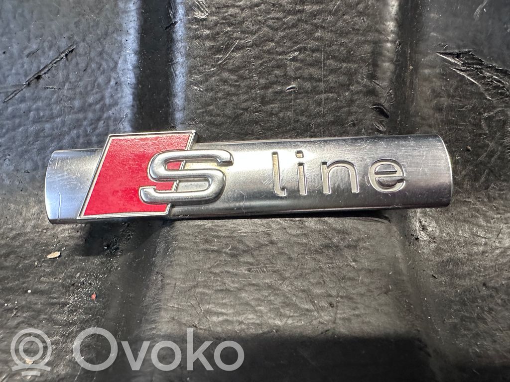 Audi A4 S4 B9 Logo, emblème de fabricant 