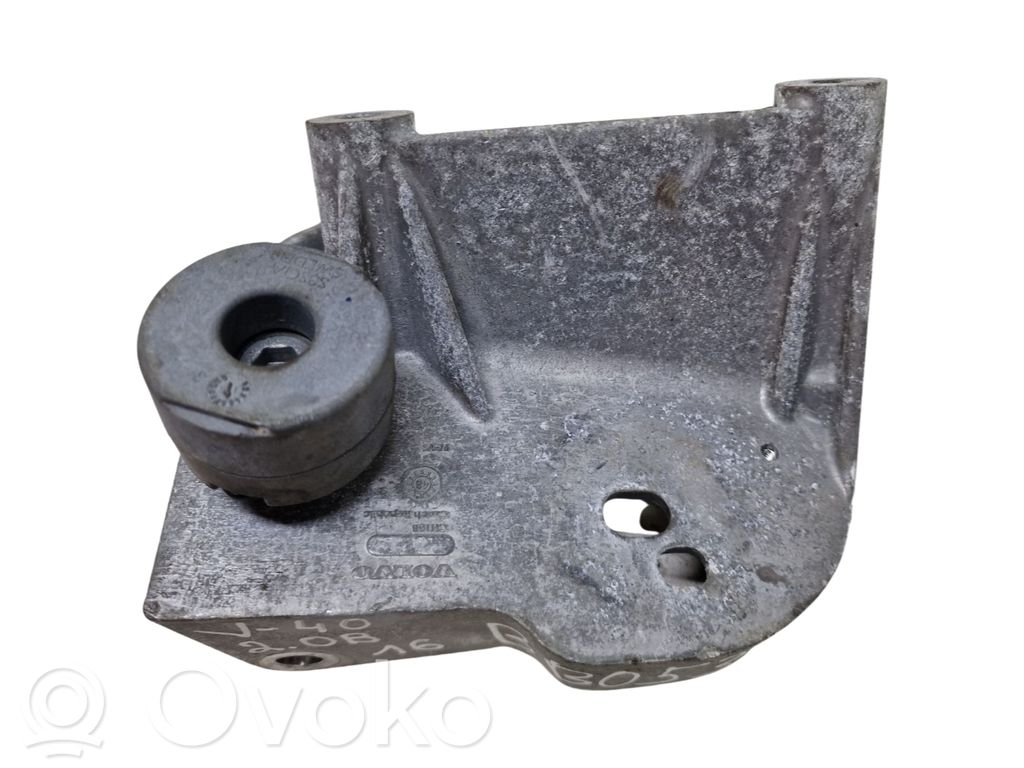 Volvo V40 Engine mounting bracket 