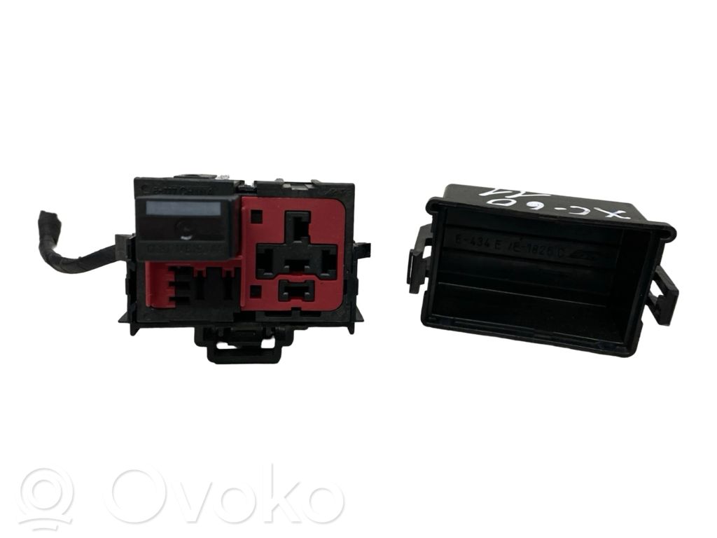 Volvo XC60 Relay mounting block 