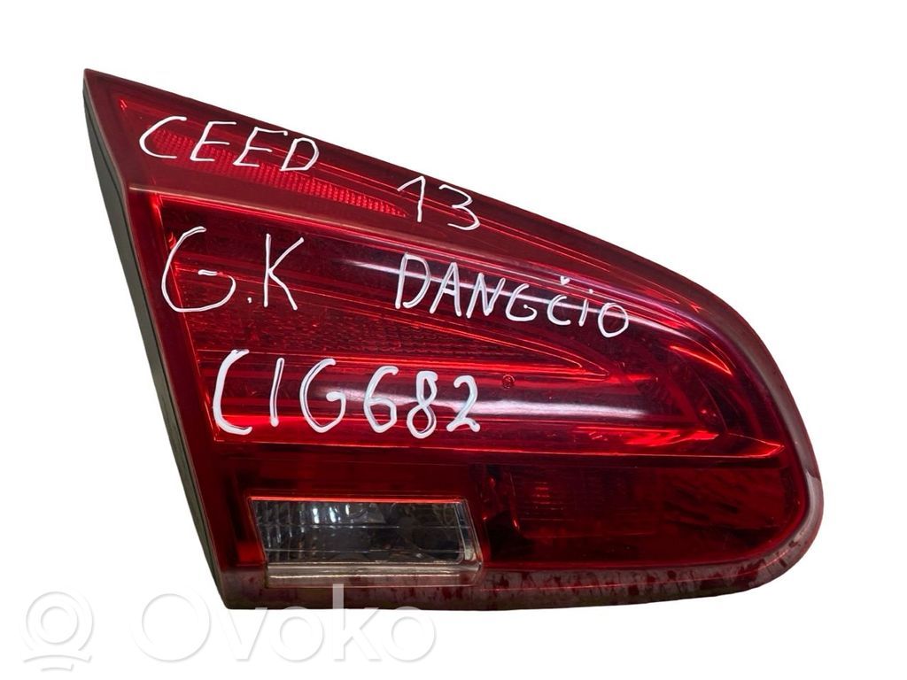 KIA Ceed Aizmugurējais lukturis pārsegā 
