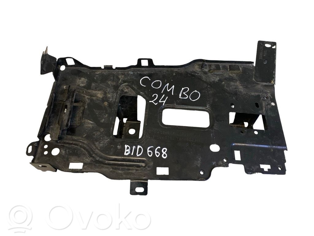 Opel Combo E Akumuliatoriaus tvirtinimo padas 