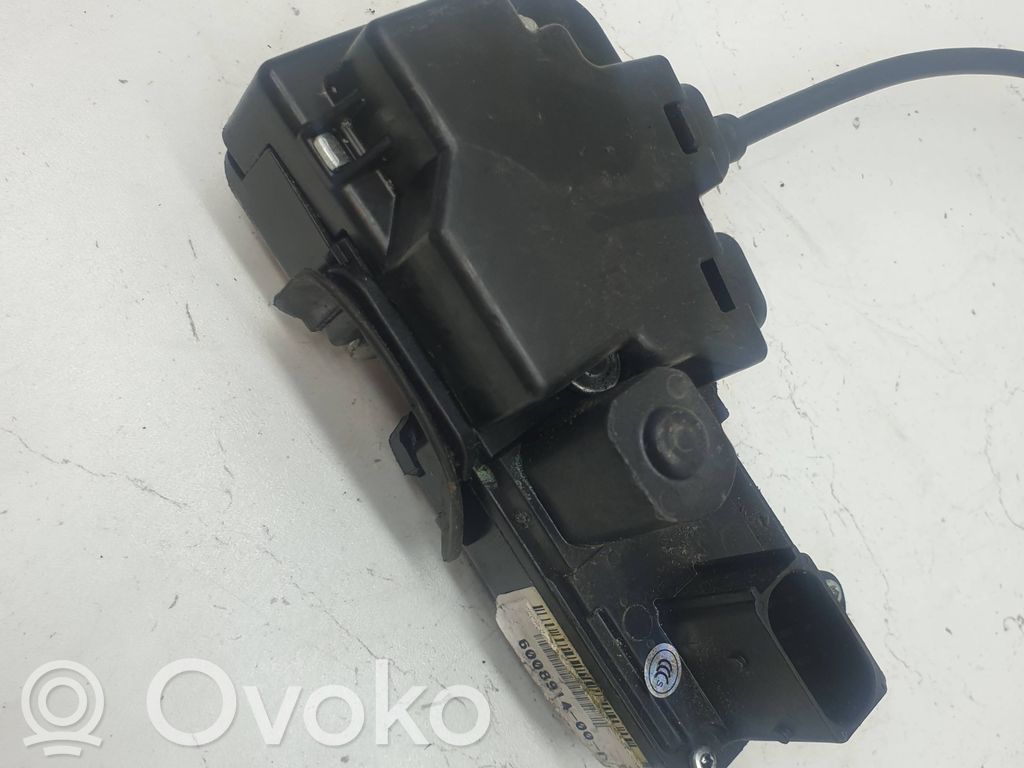 Tesla Model S Aizmugurē slēdzene 