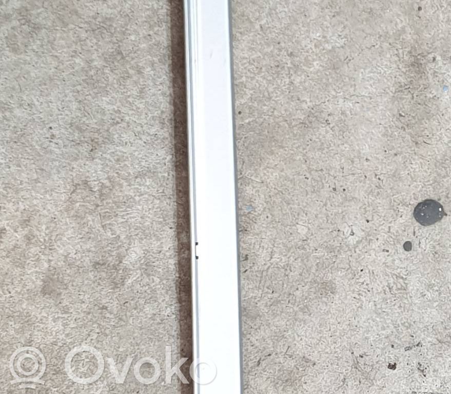 Tesla Model S Muu kynnyksen/pilarin verhoiluelementti 