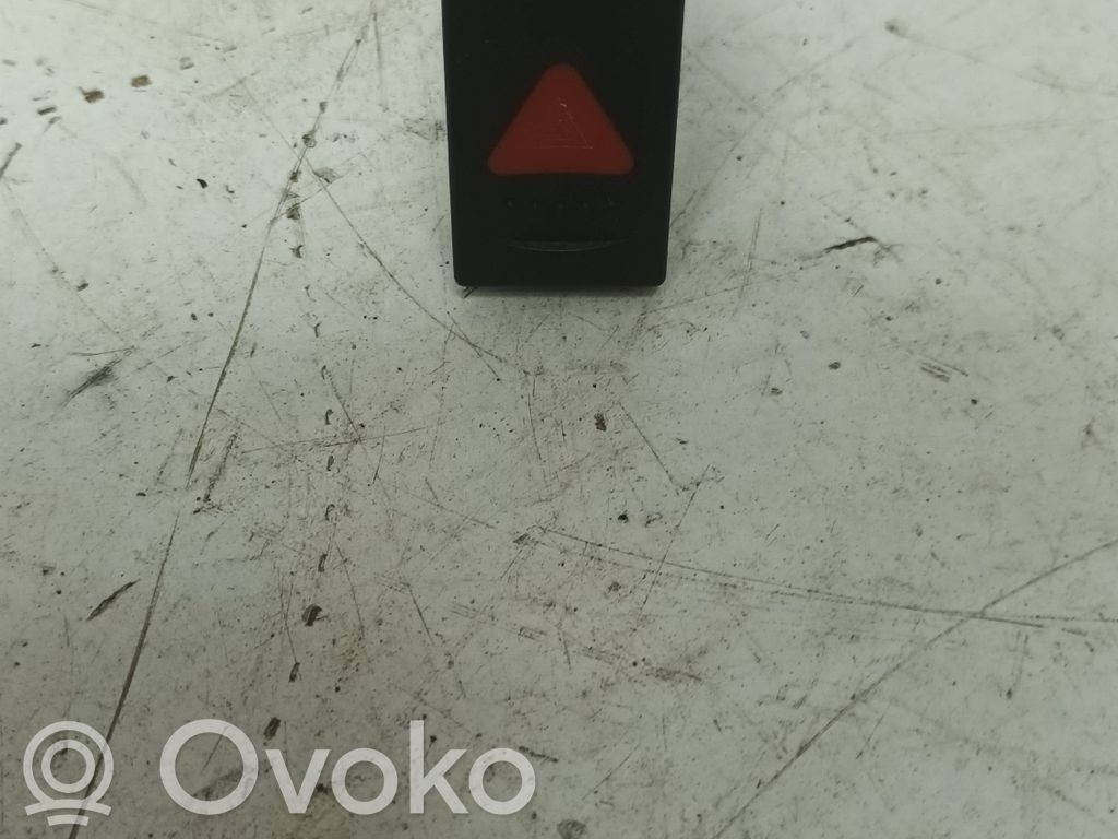 Przycisk świateł awaryjnych   3B0953235B,3B095323501C,3B0953235A,3B0953235A01C,3B0953235B01C,3B0953235C,3B0953235C01C,3B0953235D,3B0953235E,3B0953235E01C