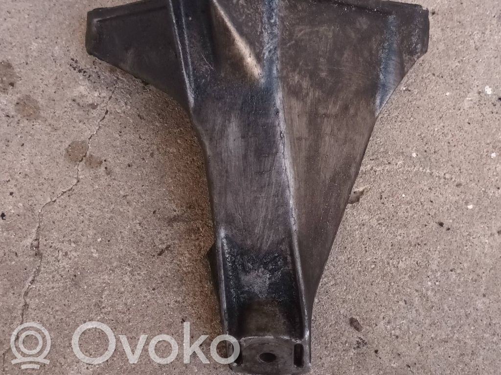 Volkswagen PASSAT B5.5 Engine mounting bracket 