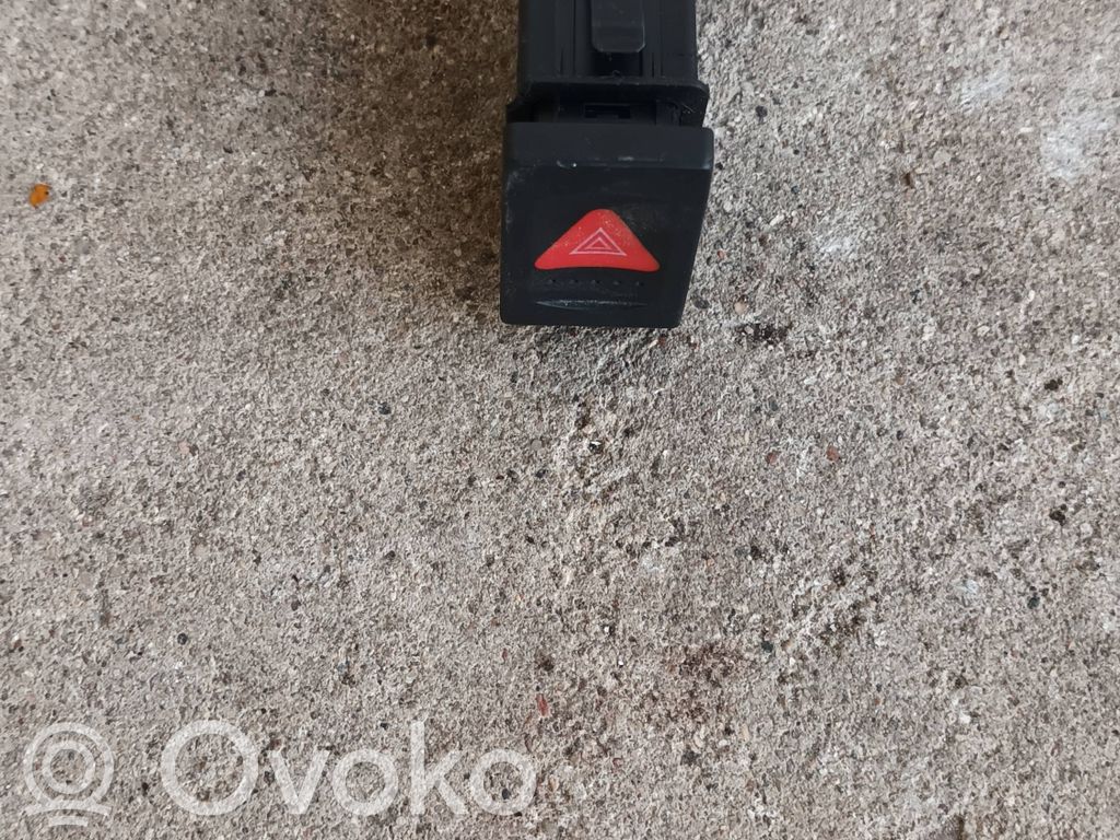 Volkswagen PASSAT B5.5 Przycisk świateł awaryjnych 