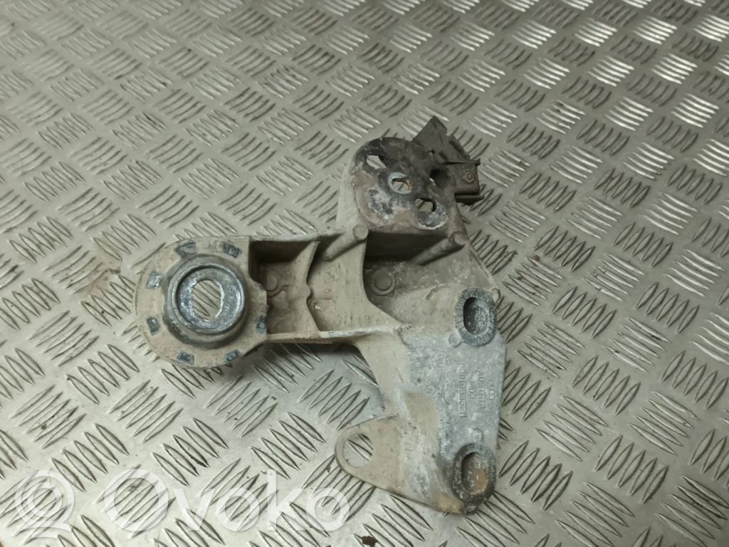 Audi A4 S4 B5 8D Engine mounting bracket 