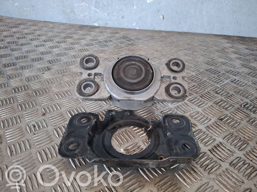 Volvo S60 Engine mount bracket 