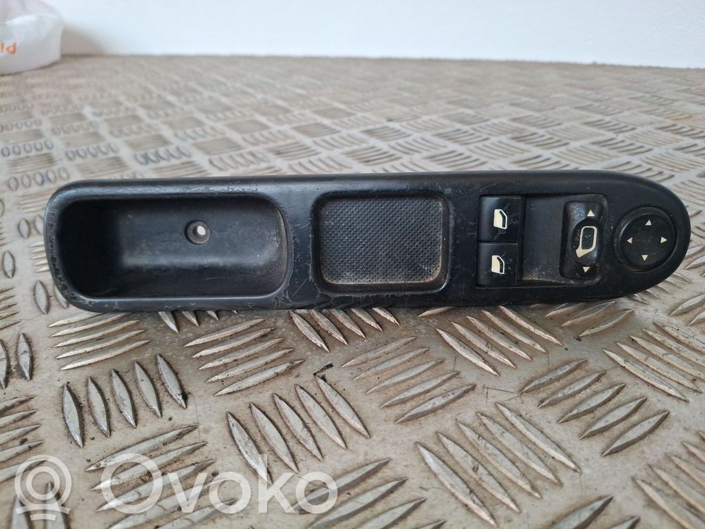 Peugeot 307 Electric window control switch 