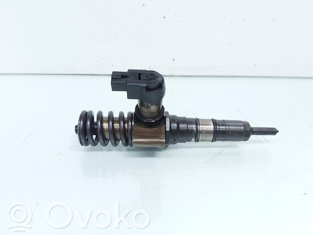 Volkswagen PASSAT B6 Wtryskiwacz paliwa 