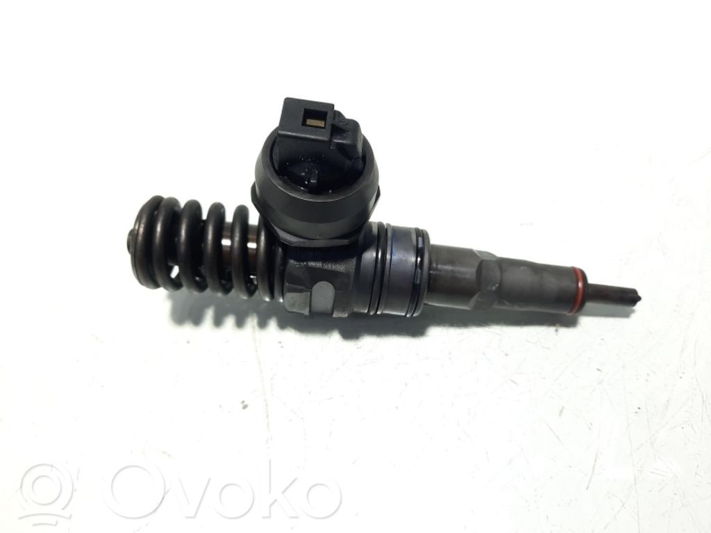 Volkswagen Golf V Wtryskiwacz paliwa 