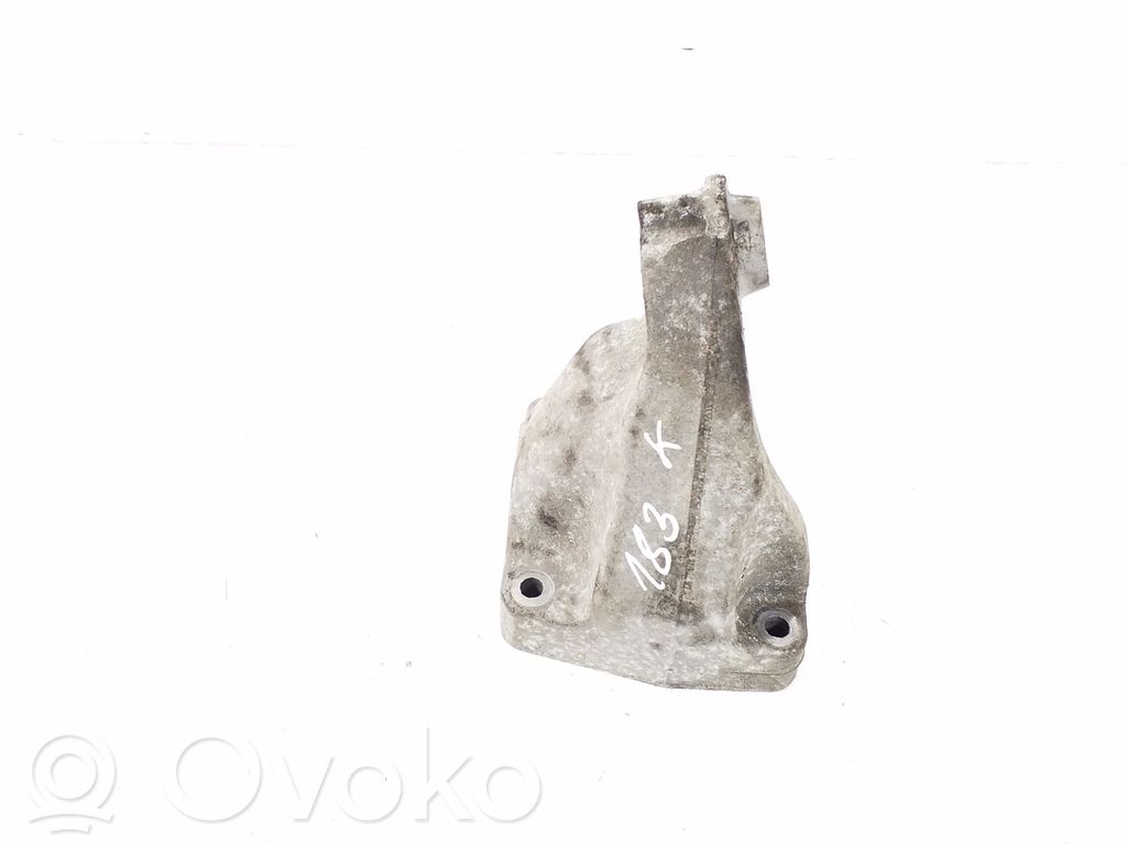 Mercedes-Benz CLS C219 Engine mounting bracket 