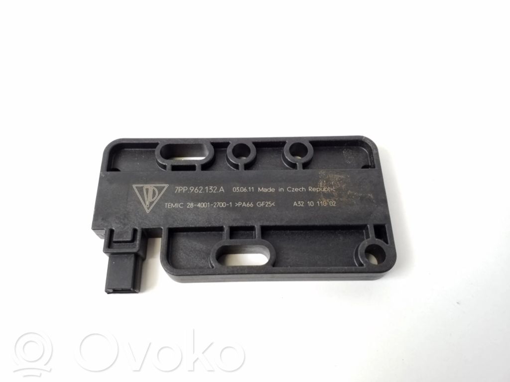 GPS-pystyantenni   7PP962132A