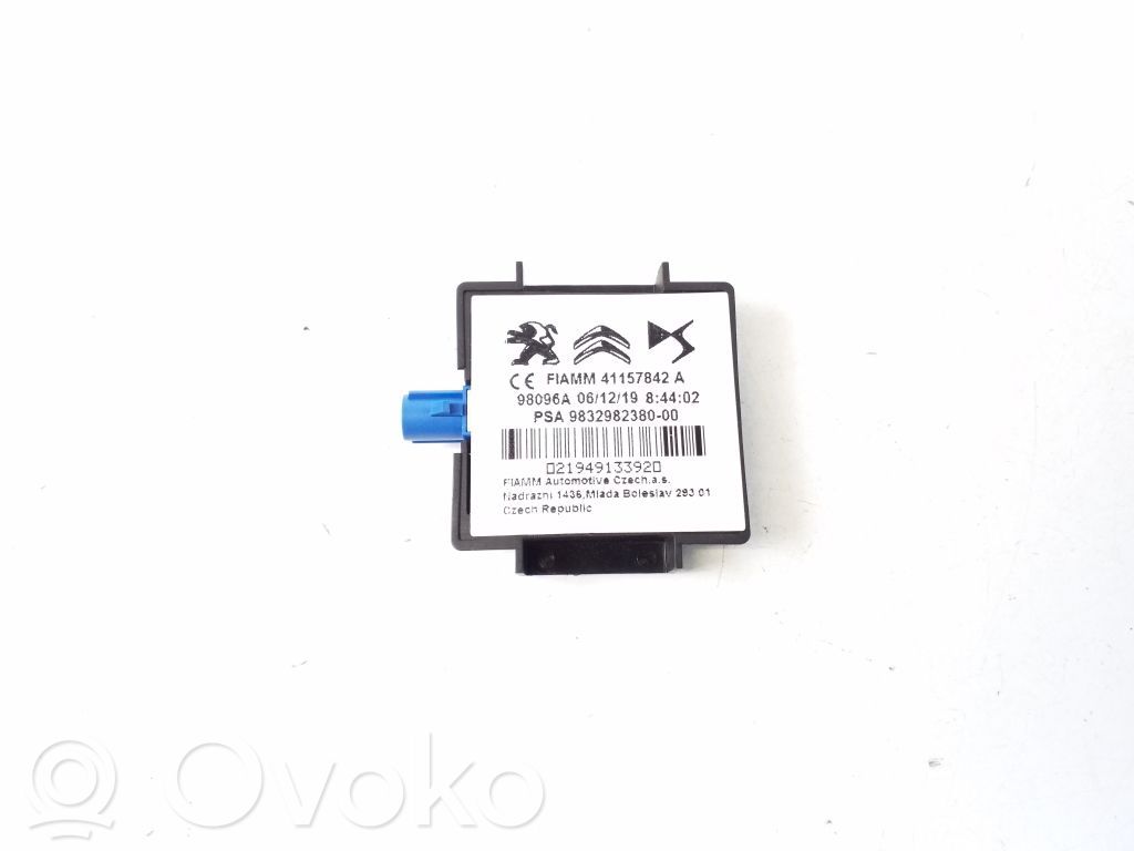 Opel Corsa F GPS-pystyantenni 