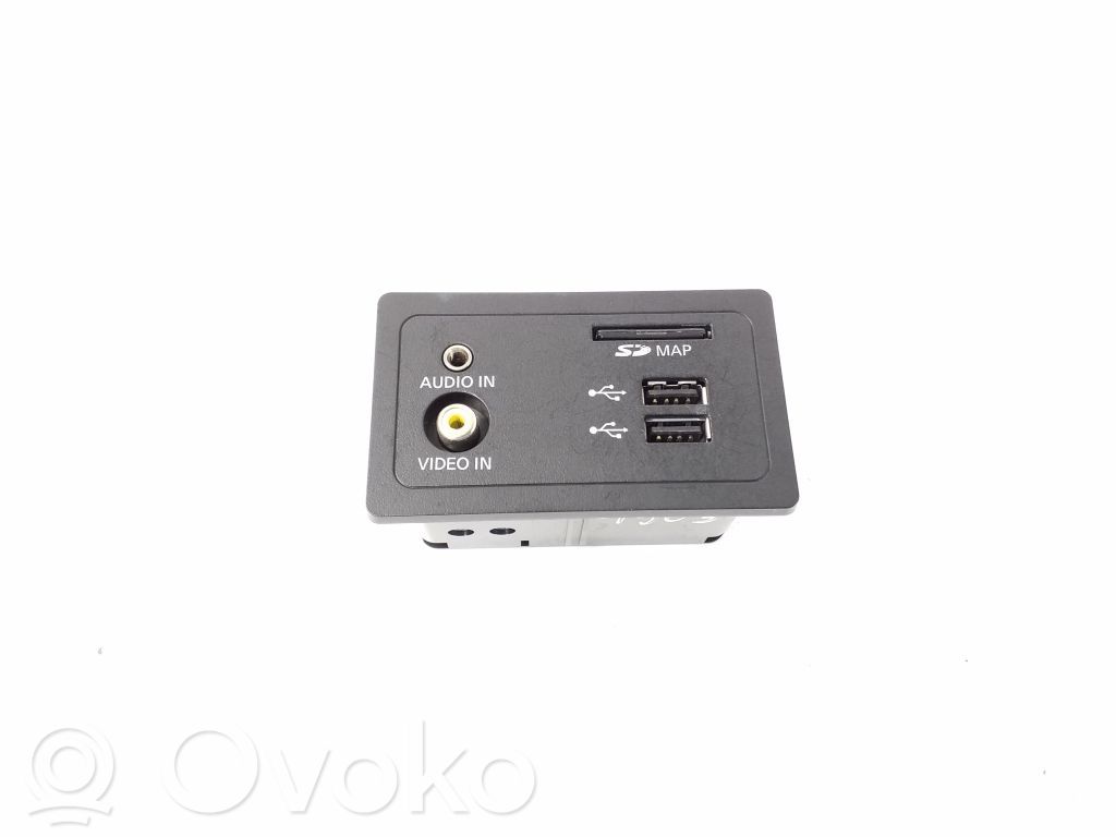 Infiniti Q50 USB-pistokeliitin 