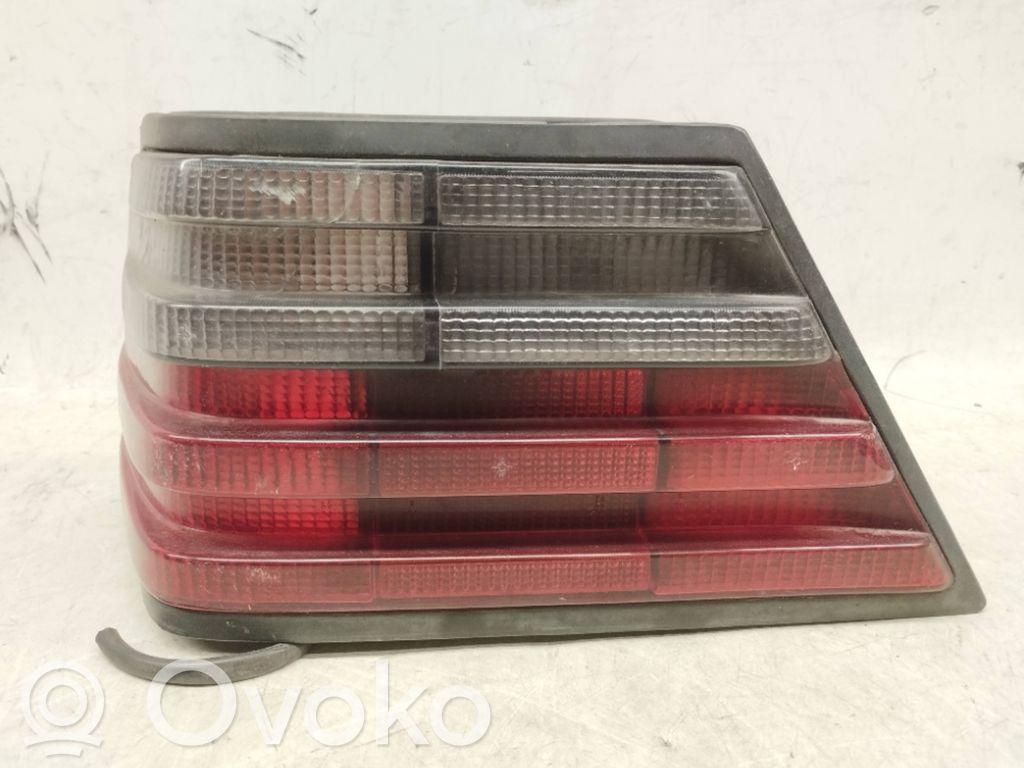 Mercedes-Benz E W124 Aizmugurējais lukturis virsbūvē 