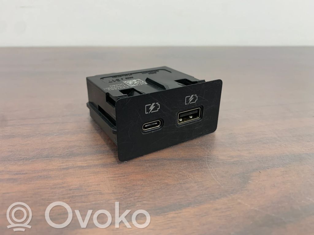 Mitsubishi Outlander IV USB-pistokeliitin 