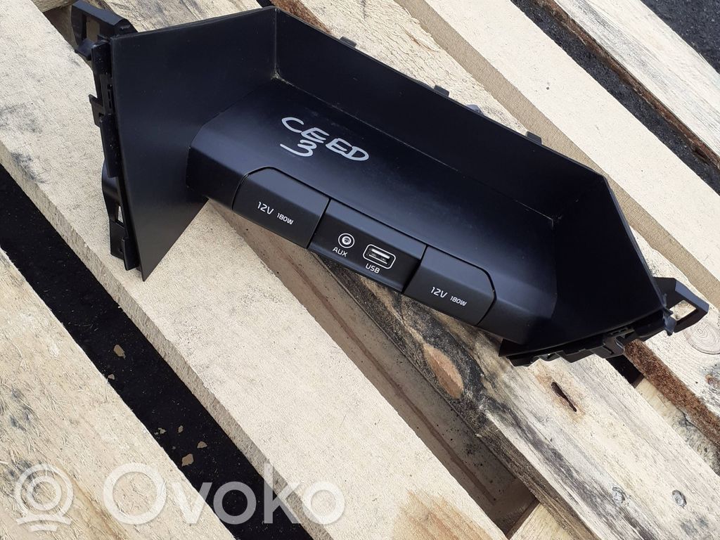 KIA Ceed AUX in-socket connector 