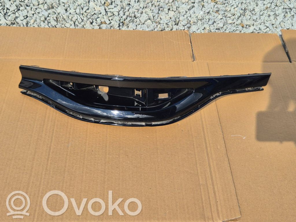 Audi Q6 e-tron Takapuskurin koristemuotolista 