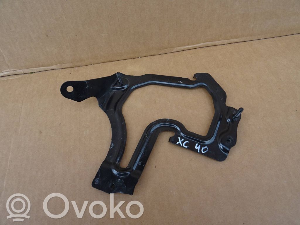Volvo XC40 Altra parte del vano motore 