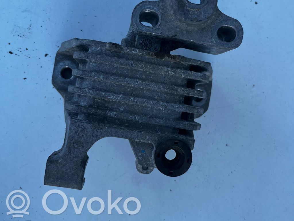 Engine mounting bracket
