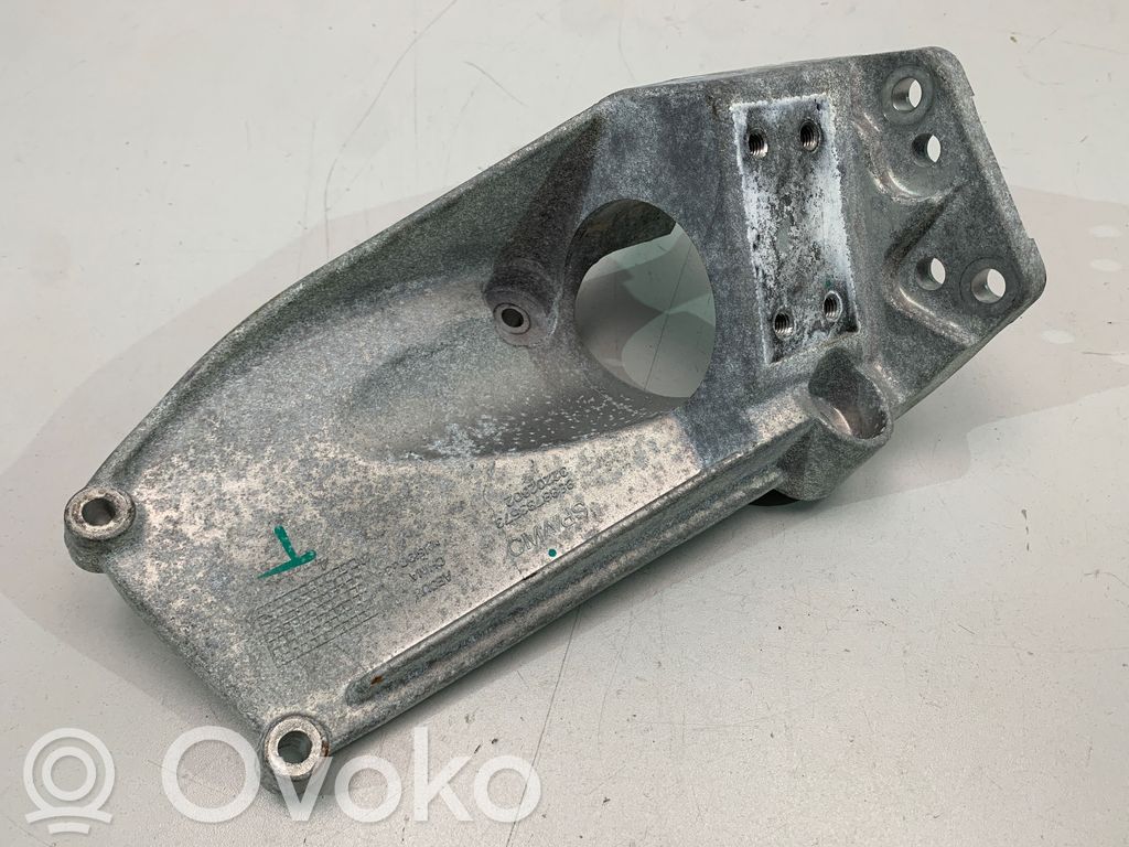 Volvo XC60 Engine mounting bracket 