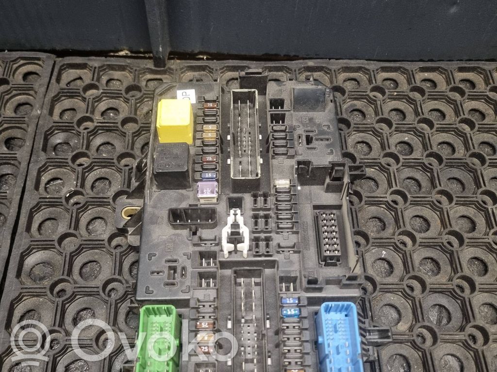 Opel Astra H Módulo de fusible 
