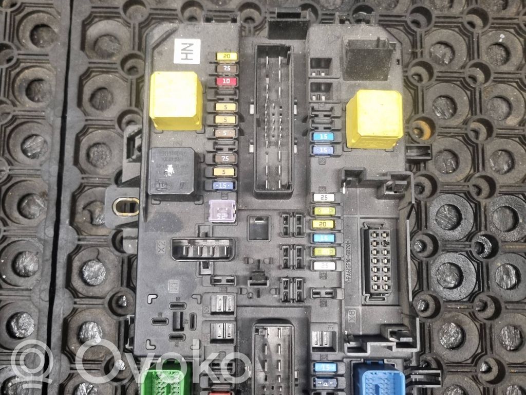 Opel Astra H Ramka / Moduł bezpieczników 