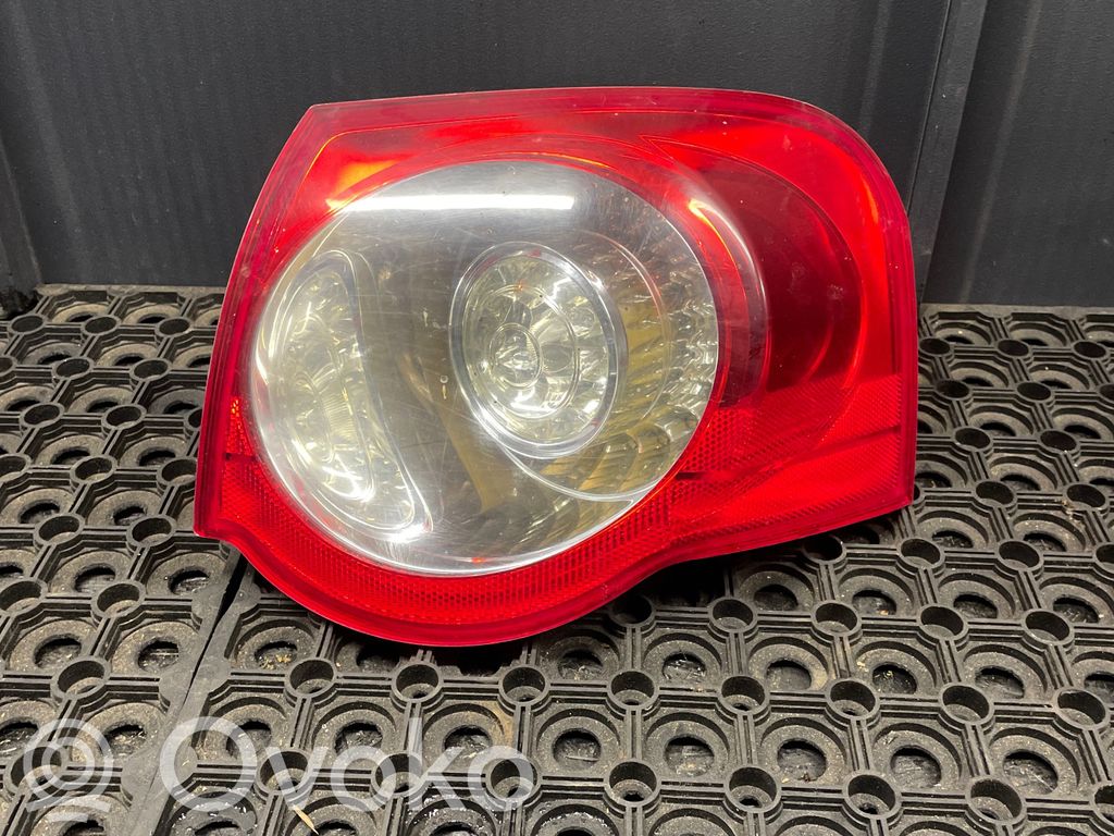Volkswagen PASSAT B6 Lampa tylna 