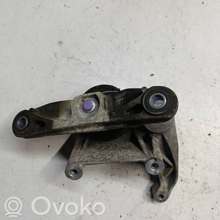 Volvo V40 Engine mounting bracket 